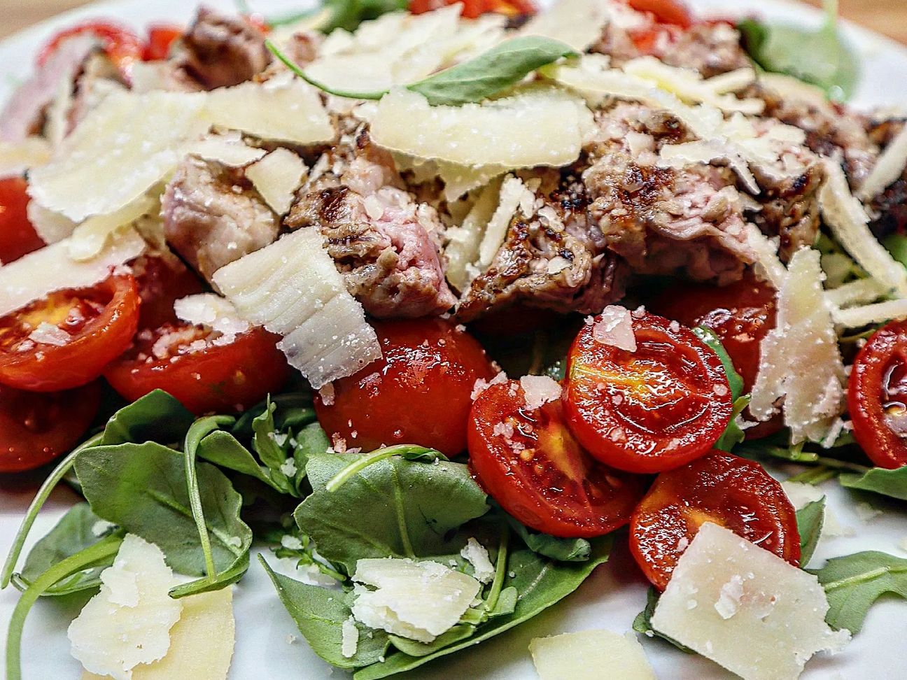 Tagliata di manzo con rucola pachino e scaglie di parmigiano